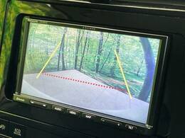 【バックカメラ】駐車時に後方がリアルタイム映像で確認できます。大型商業施設や立体駐車場での駐車時や、夜間のバック時に大活躍！運転スキルに関わらず、今や必須となった装備のひとつです！