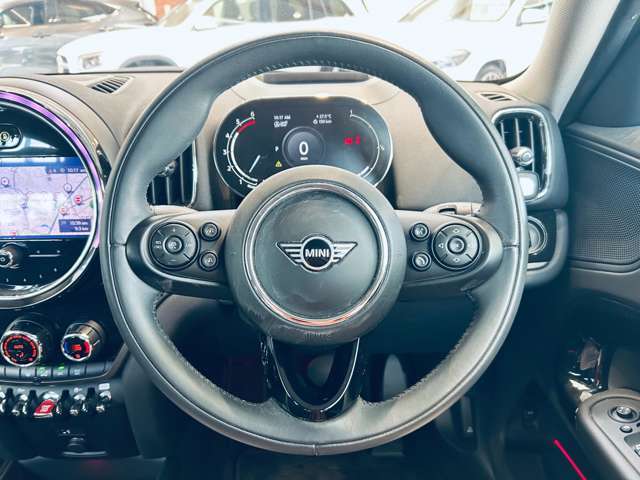 安心してカーライフを始めていただく事ができるよう、納車前にディーラー整備工場もしくは熟練メカニックが在籍する整備工場にて点検を行ない、必要な整備を実施致します。