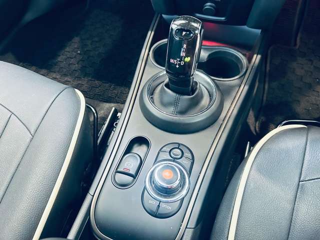 LIBERALAではガリバーグループのネットワークを駆使し、全国から選りすぐりのプレミアムカーだけをご用意してお客様のご来店をお待ちしております。