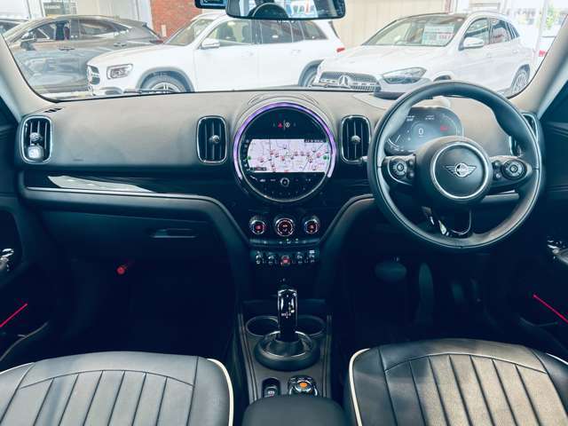 LIBERALAは自分好みのライブラリーでお好きな本を選んでいく楽しさと同じように、ご自身の感性に合ったプレミアムカーを選んでいく楽しさを感じて頂くための空間をご提供させて頂きます。