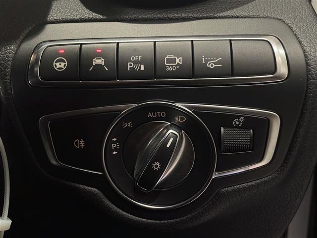 マットブラックにホワイトのLIBERALAのロゴの建物と看板が目印です。