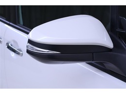 周りの車に、「ウインカー＆ハザード」を気付いてもらえる装備です。安全性とドレスアップを両立するうれしい装備です！