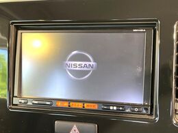 【純正ナビ】人気の純正ナビを装備しております。ナビの使いやすさはもちろん、オーディオ機能も充実！キャンプや旅行はもちろん、通勤や買い物など普段のドライブも楽しくなるはず♪