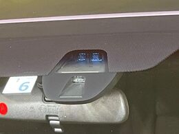 【ホンダセンシング】走行中に前方の車両等を認識し、衝突しそうな時は警報とブレーキで衝突回避と被害軽減をアシスト。より安全にドライブをお楽しみいただけます。