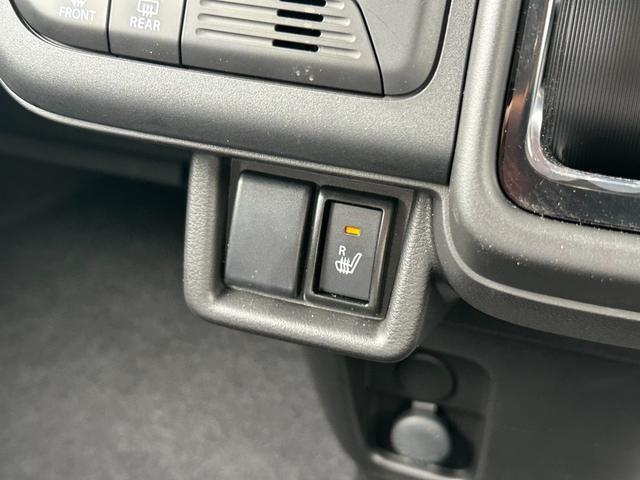 【シートヒーター】運転席にはシートヒーターを装備♪寒い冬にはシートをじんわり温めてくれてドライブも快適ですよ◎エアコンの暖房より早く温まってくれるので重宝しますよ◎