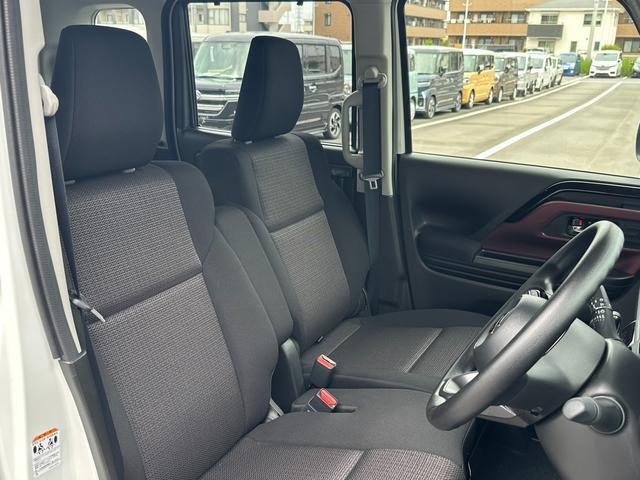 【フロントシート】高めのヒップポイントで見晴らしが良く、運転もしやすいですよ◎運転席アームレストがついているので長距離運転時の疲労軽減になりますよ◎