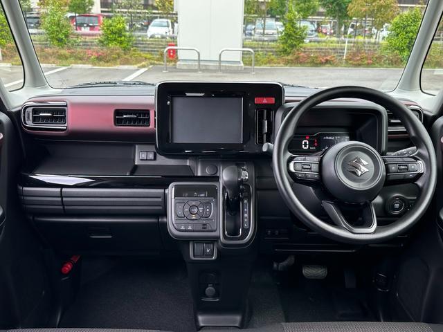 【インテリア】足元広々インパネシフト♪運転席から助手席への移動も楽にできますね♪道の状況や止める場所によって運転席側から出づらい時ってありませんか？そんな時、助手席側から降りることができますよ♪