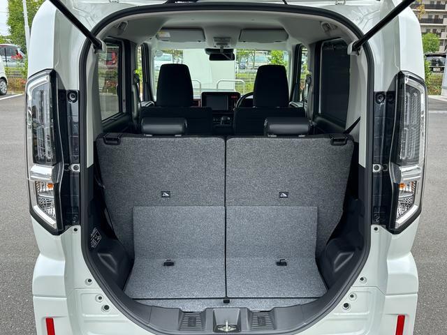 【ラゲッジ】バックドア開口部が広く、低床になっているので荷物の出し入れもラクラク♪大きな荷物も積みやすい！荷室から出ているストラップを引っ張ると、車に乗り込まなくても荷室側からシートスライドも可能です