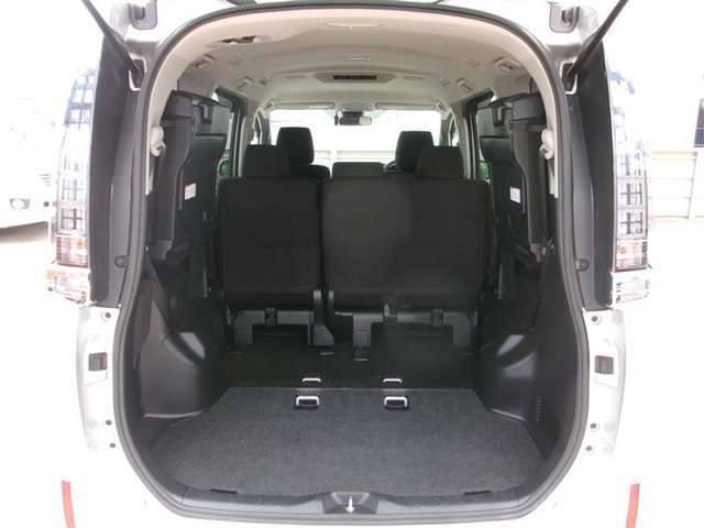 3列目を跳ね上げるとより大きな荷室になります。キャンプ用品など大きな荷物もばっちり収納できます！