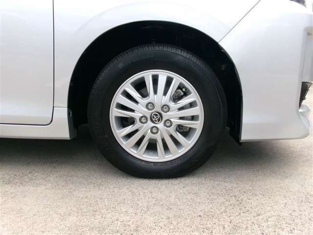 15インチ純正アルミホイール。路面に近いホイール部分は特に目立ちますし、車のイメージも大きく変わりますよ！