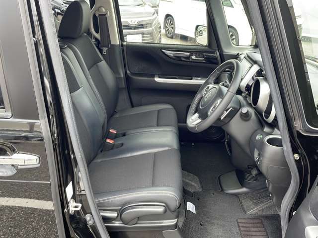 【CARMATEドライブレコーダー】走行中の車内外を360°撮影することができるので、通常のドラレコでは撮りきれない横方向からの突然の飛び出しや、後方からの無理な追い抜きなども逃さず記録します。