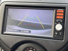 【バックカメラ】駐車時に後方がリアルタイム映像で確認できます。大型商業施設や立体駐車場での駐車時や、夜間のバック時に大活躍！運転スキルに関わらず、今や必須となった装備のひとつです！