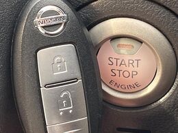 【インテリジェントキー】カバンやポケットに入れたままでもドアの施錠・解錠が可能なスマートキーを装備。エンジンのオン・オフ時もカギを取り出す必要が無いからとっても便利です♪