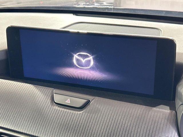 【10.25インチマツダコネクト】車内の雰囲気にマッチした大型ディスプレイ。スマホ接続でのナビ使用やBluetooth再生等、様々な機能が楽しめます。直感的なダイヤル操作が可能で、使い勝手も良好です。
