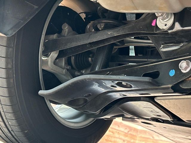 お車を安心してお乗りいただく為には、足回りの定期点検が欠かせません。サービスサポート（有償保証）では無料点検もご提供しており、安心のカーライフをお過ごしいただけるサポート体制が整っています。