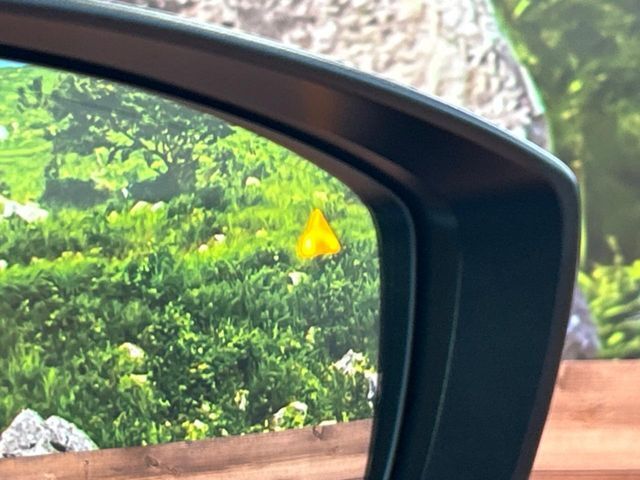 【ブラインドスポットモニタリング】走行中、ドアミラーの死角になりやすい箇所に後続車が接近するとサイドミラー付近に警告を表示、ドライバーに注意喚起をしてくれます。