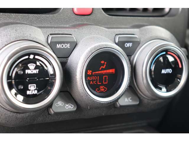 AUTOエアコンで温度調整もボタン一つで楽々！