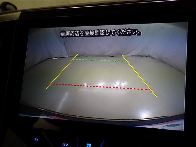 バックモニターも装備しております。バックギアに入れるとナビ画面に車の後方が映し出されます。これで後方確認も安心！