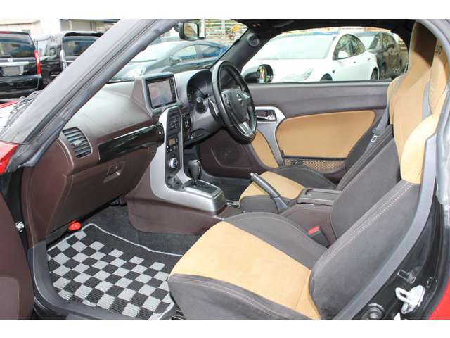 同乗者の乗り心地は座席の快適さで決まります。大事な人を乗せるからこそ、こだわりたい部分ですね。