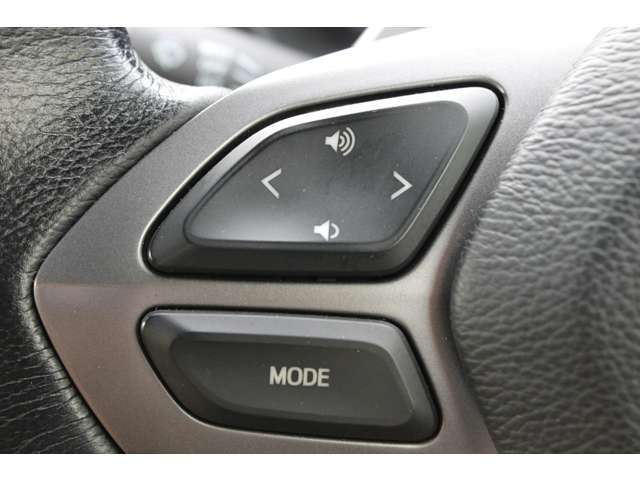 発進時や後退時に操作するレバーです。操作のしやすさが肝になってきます。ぜひ一度体感してください。