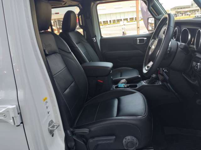 レザーシート。3段階で温度調節可能なフロントシート。天候や好みに合わせて運転席と助手席それぞれで調整可能。