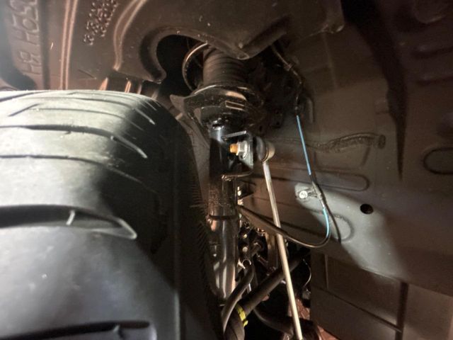 お車を安心してお乗りいただく為には、足回りの定期点検が欠かせません。サービスサポート（有償保証）では無料点検もご提供しており、安心のカーライフをお過ごしいただけるサポート体制が整っています。