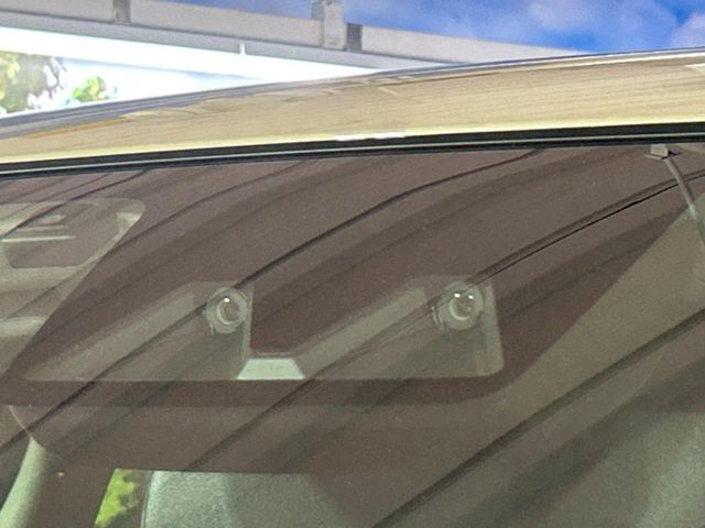 【スマートアシスト】走行中に前方の車両等を認識し、衝突しそうな時は警報とブレーキで衝突回避と被害軽減をアシスト。より安全にドライブをお楽しみいただけます。