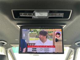 【後席モニター（フリップダウンモニター）】後部座席からも、DVDや映画・ライブ映像など様々な動画が楽しめドライブが退屈しません！※機種によって接続できる映像が異なります。