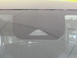 【エマージェンシーブレーキ】走行中に前方の車両等を認識し、衝突しそうな時は警報とブレーキで衝突回避と被害軽減をアシスト。より安全にドライブをお楽しみいただけます。