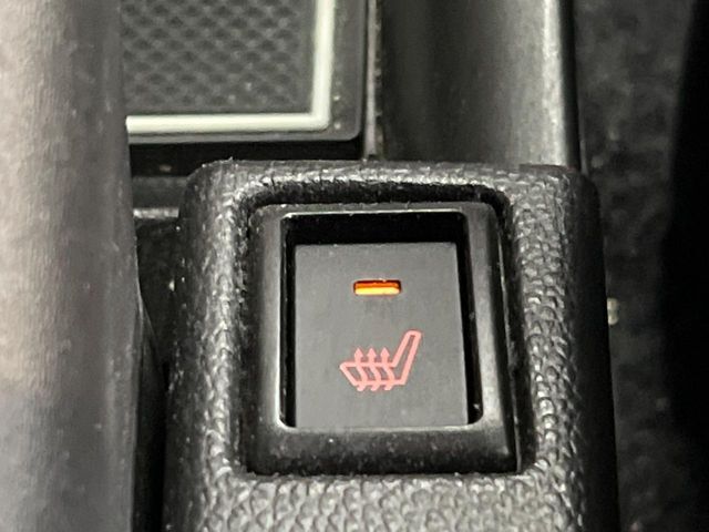【シートヒーター】寒い日に重宝するシートヒーター！エアコンより早く温まってくれるので寒がりの人も安心ですね♪エアコンの温風は乾燥するから苦手、という方にもをおすすめです。