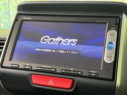 【純正ナビ】人気の純正ナビを装備しております。ナビの使いやすさはもちろん、オーディオ機能も充実！キャンプや旅行はもちろん、通勤や買い物など普段のドライブも楽しくなるはず♪