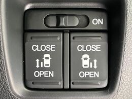 【両側パワースライドドア】スマートキーや運転席のスイッチで後席両側スライドドアの開閉が可能♪電動だから力を入れてドアを開ける必要が無く、小さなお子様でも簡単に開け閉めでき快適です♪