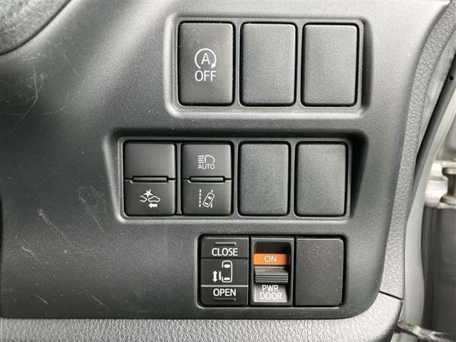 運転席の各種スイッチになります。アイドリングストップ、オートハイビームのメインスイッチ、衝突軽減ブレーキ、車線逸脱警報、左側電動スライドドアのスイッチになります。