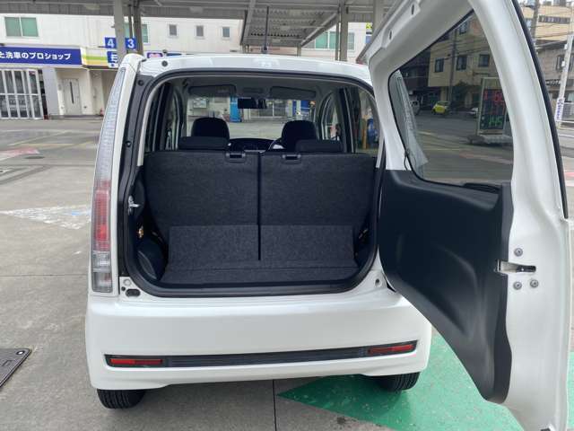 後部座席のシートも倒せば大きな荷物も入り利便性も高いです！