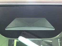 【ホンダセンシング】走行中に前方の車両等を認識し、衝突しそうな時は警報とブレーキで衝突回避と被害軽減をアシスト。より安全にドライブをお楽しみいただけます。