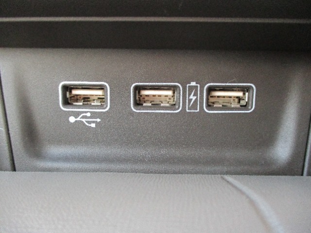 USBジャック付きですので、音楽再生や携帯の充電も対応可能！ロングドライブでも電池残量安心ですね！