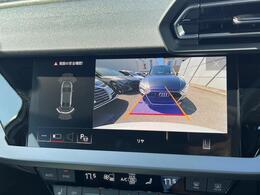 ●リアビューカメラ『入車経路を算出し、ガイドラインと補助線をディスプレイに表示します。同時にバンパーに内蔵のセンサーが障害物を感知し音で注意を促します。後方の死角も安心していただけます。』