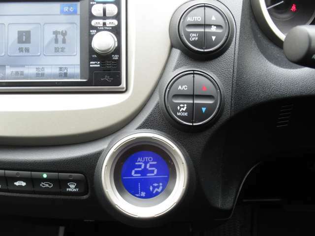 オートエアコン付きです☆風の温度や風量など自動調整してくれます。一定の温度にセットするだけで自動的に車内を設定温度に保ってくれるので快適です♪