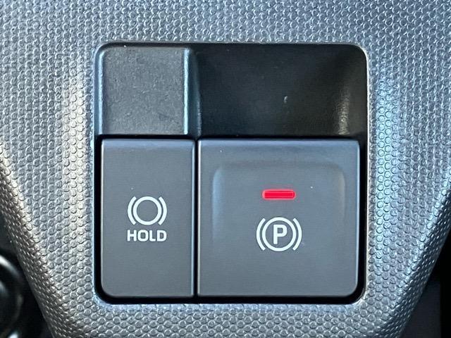【電動パーキングブレーキ】ボタンを手前に引くだけでパーキングブレーキがロック！発進時にはボタンを押すとパーキングブレーキが簡単に解除される優れものです！