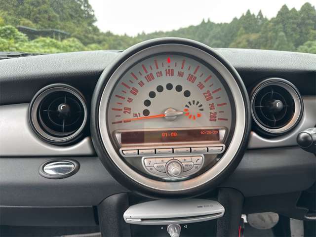 中古車販売を主軸に買取、保険、レッカーなど自動車関連を幅広く行っております。