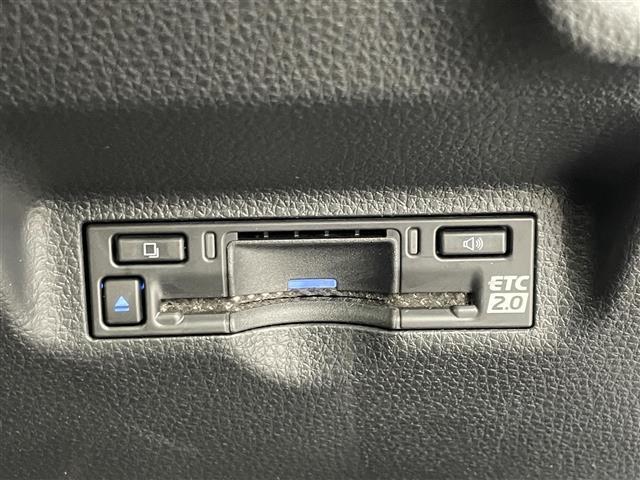 【ETC】有料道路を利用する際に料金所で停止することなく通過できる、ETC車載器（ノンストップ自動料金収受システム機器）が装備されています。セットアップを行うことで利用可能になります。