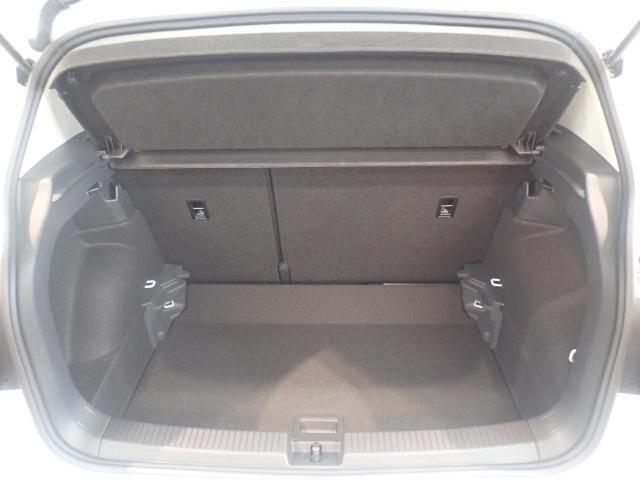 荷室は荷物を隠せるトノカバー付！充分な荷室の広さです！