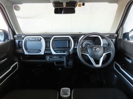 【運転席インテリアデザイン】左右対称のインテリアデザインでドライバーを包み込み運転に集中できるように設計されています。