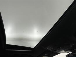 【サンルーフ】開放的な空間でドライブを楽しみませんか？車内には爽やかな風や太陽の穏やかな光が差し込みます☆