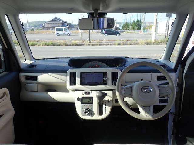 インパネ画像になります。フロントガラスが大きく横のピラーが視界を邪魔せず運転しやすいです☆