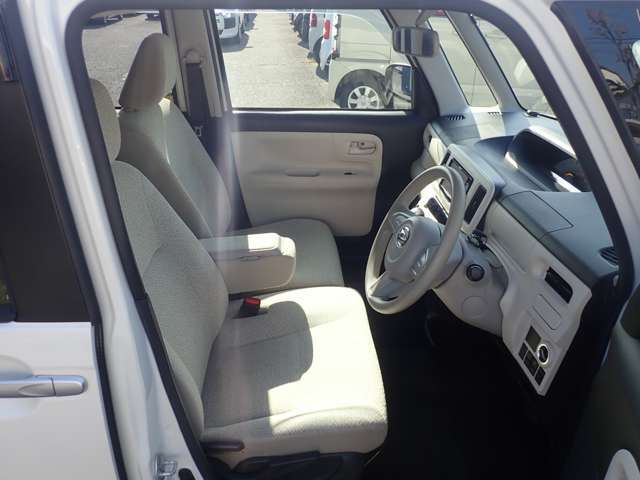 運転席・助手席です☆シートのヘタレや汚れも少ない状態です☆お問い合わせはこちらまで！TEL：059-340-8841お待ちしています☆