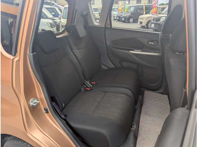 後部座席も目立つシミや汚れも無くとてもきれいな状態を保っております