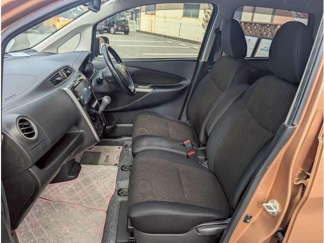 フロントシートも目立つシミや汚れも無くとてもきれいな状態を保っております