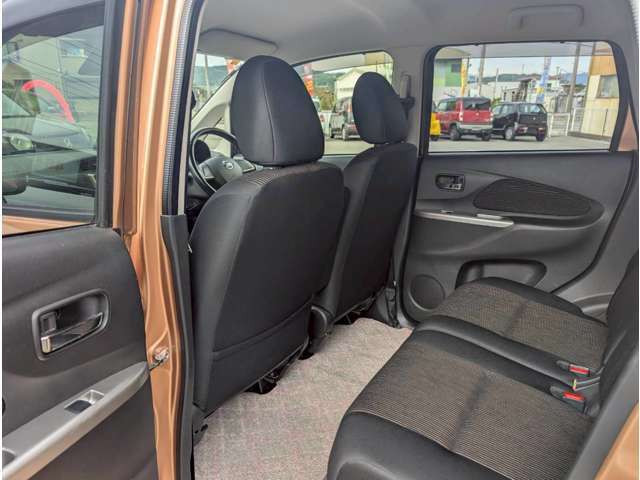 後部座席も目立つシミや汚れも無くとてもきれいな状態を保っております