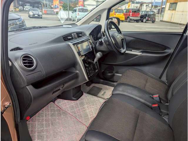 フロントシートも目立つシミや汚れも無くとてもきれいな状態を保っております